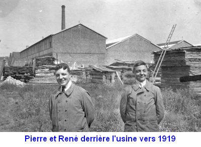 Pierre et René derrière l'usine vers 1919